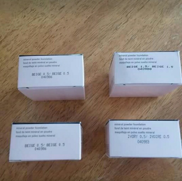 Mary Kay mineral powder - Picture 2 of 2